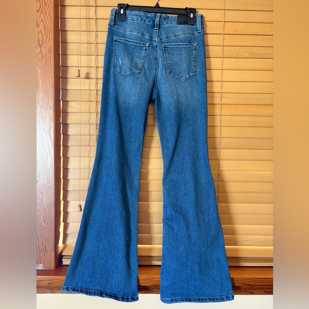 BCBGeneration NWOT Blue Flare Jeans, High Rise Curvy. 5 pockets.Size 7/28 - Picture 4 of 8